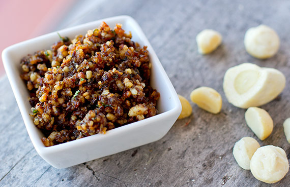 macadamia_garlic_lemon_crumbs