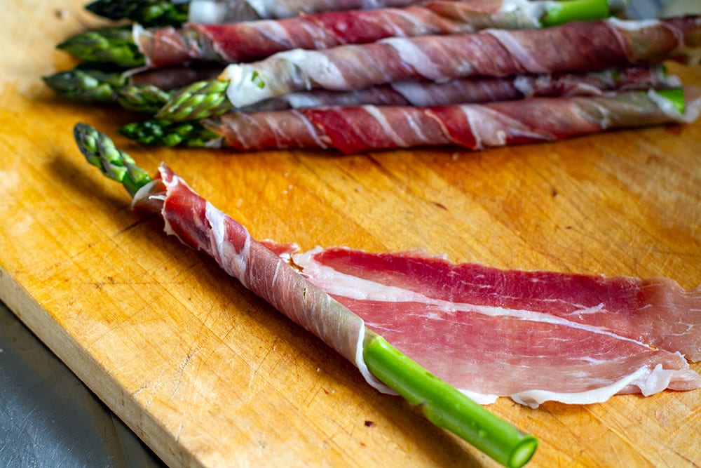 how to wrap asparagus with prosciutto