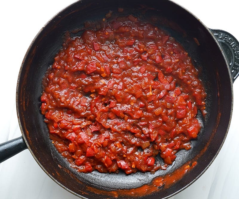 Spanish sofrito with tomatoes, red peppers and onions