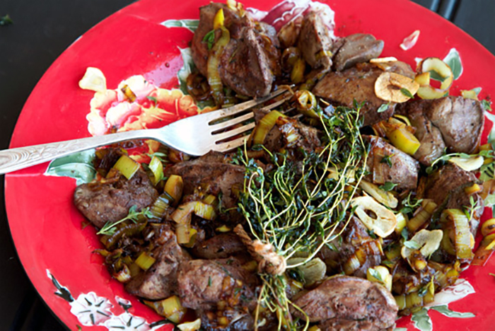 Best Paleo Liver Recipe Ever - Fried Chicken Livers With Thyme, Garlic & Balsamic Leeks