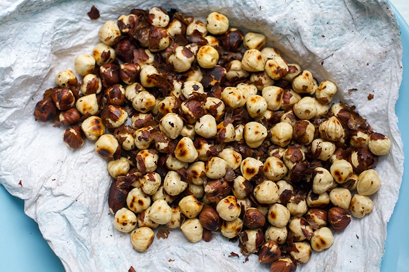 Roasted hazelnuts for the tart