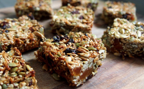 Dried fruit and seed granola bar (paleo, grain-free)