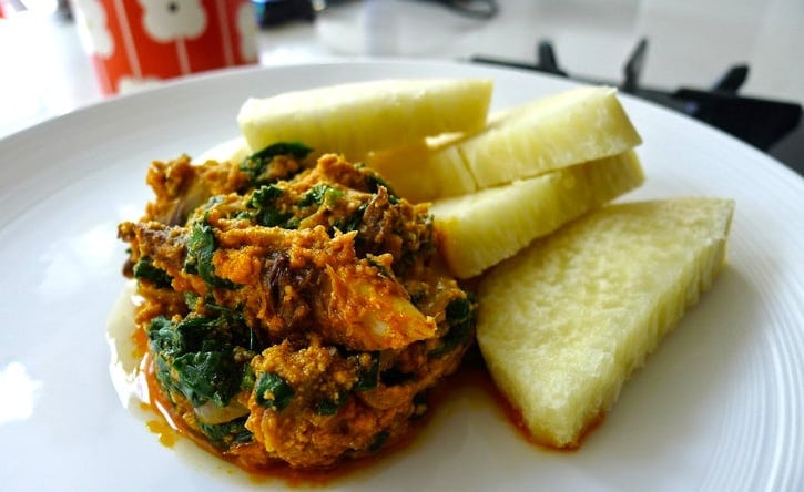 Boiled yams with stew