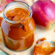 Sugar-free barbecue sauce with apple and cinnamon