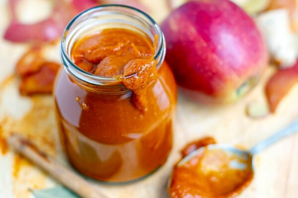 Sugar-free barbecue sauce with apple and cinnamon