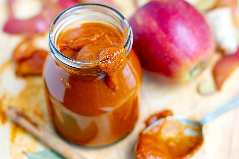 Sugar-free barbecue sauce with apple and cinnamon