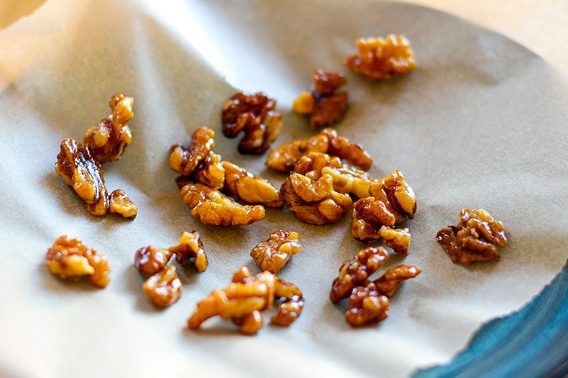 Maple walnuts with cinnamon cooling 