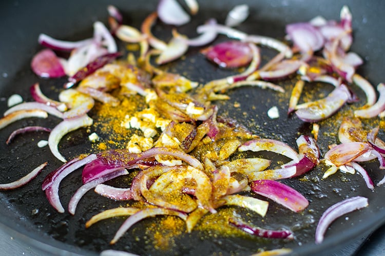 cooking-scrambleg-eggs-with-curry