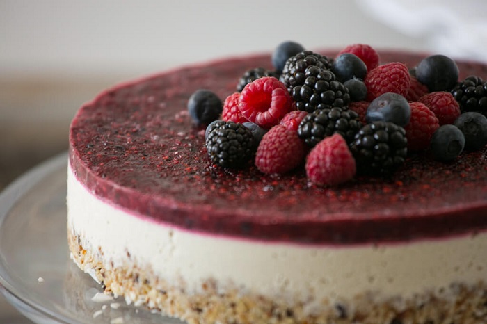 Paleo raw berry & vanilla cheesecake recipe