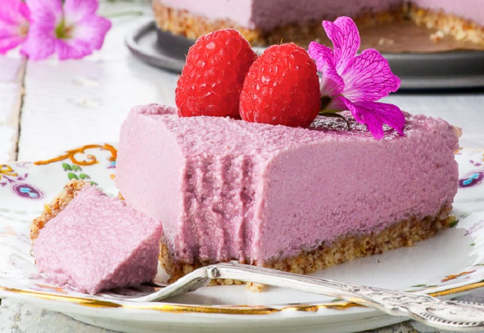 Raw vegan raspberry cheesecake