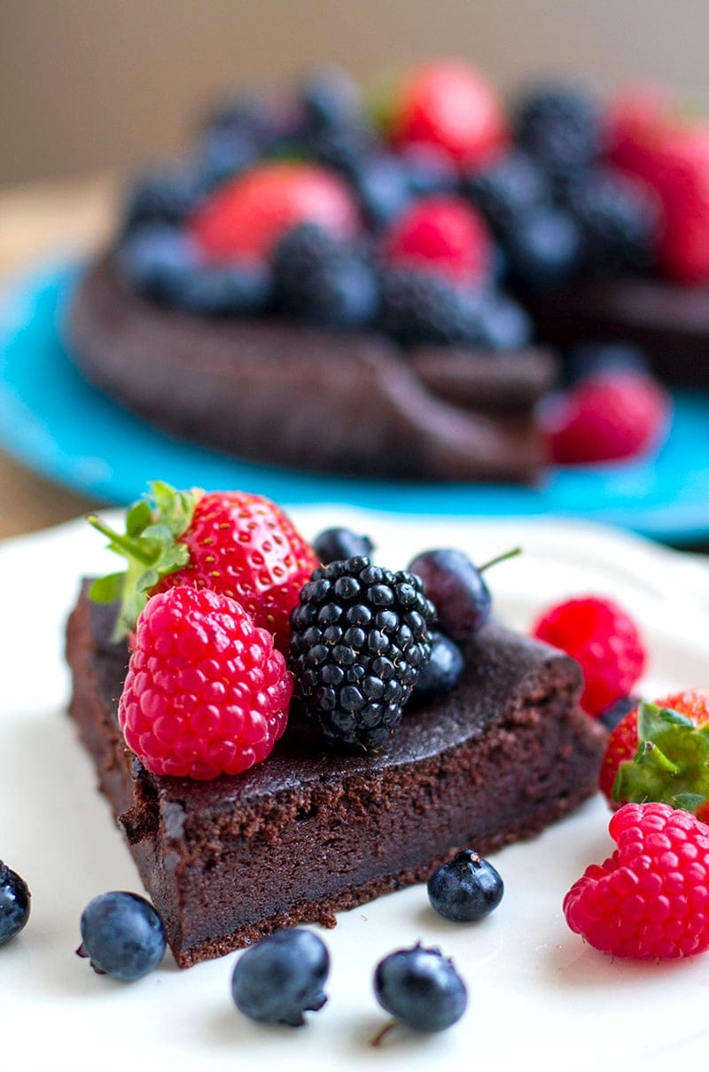 5-Ingredient Paleo Chocolate Cake (Nut-Free, Low-Carb, Keto) #chocolatecake #cake #desserts #paleo #keto #lowcarb #chocolate #sweets