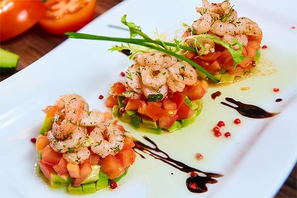 festive-shrimp-tomato-avocado-salad-feature