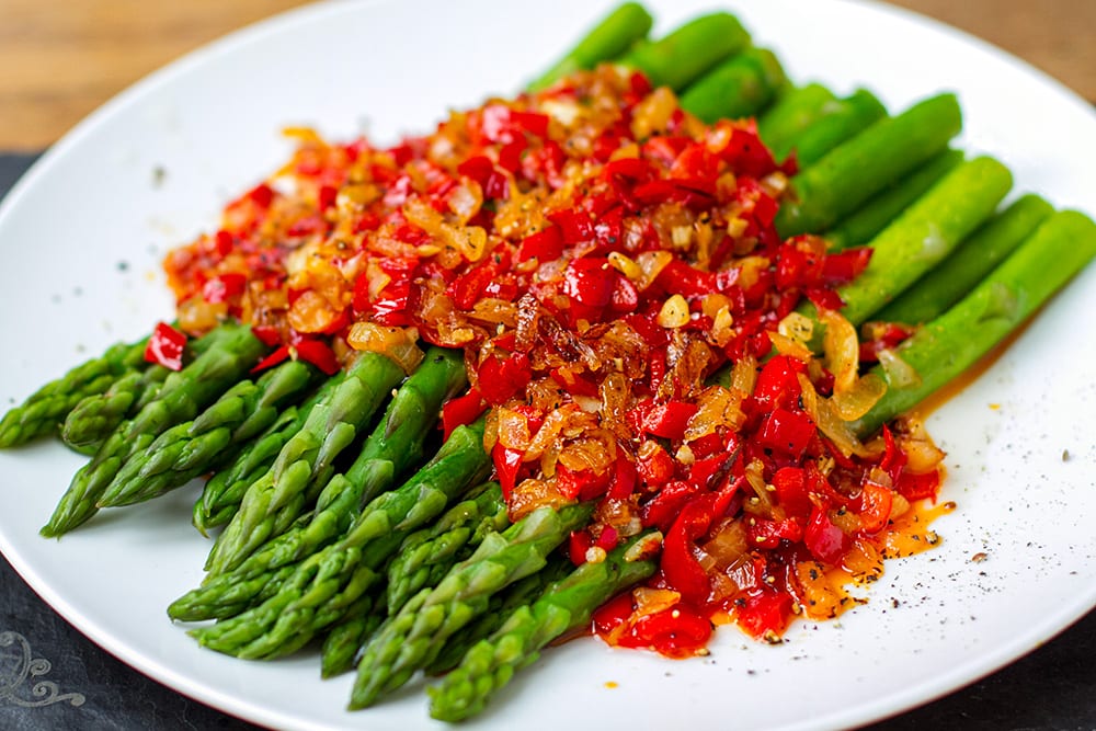 Boiled asparagus with sofrito of bell peppers, onions and garlic