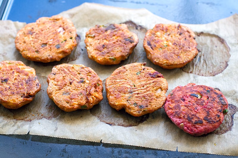 How to cook salmon burgers - baking vs pan-frying