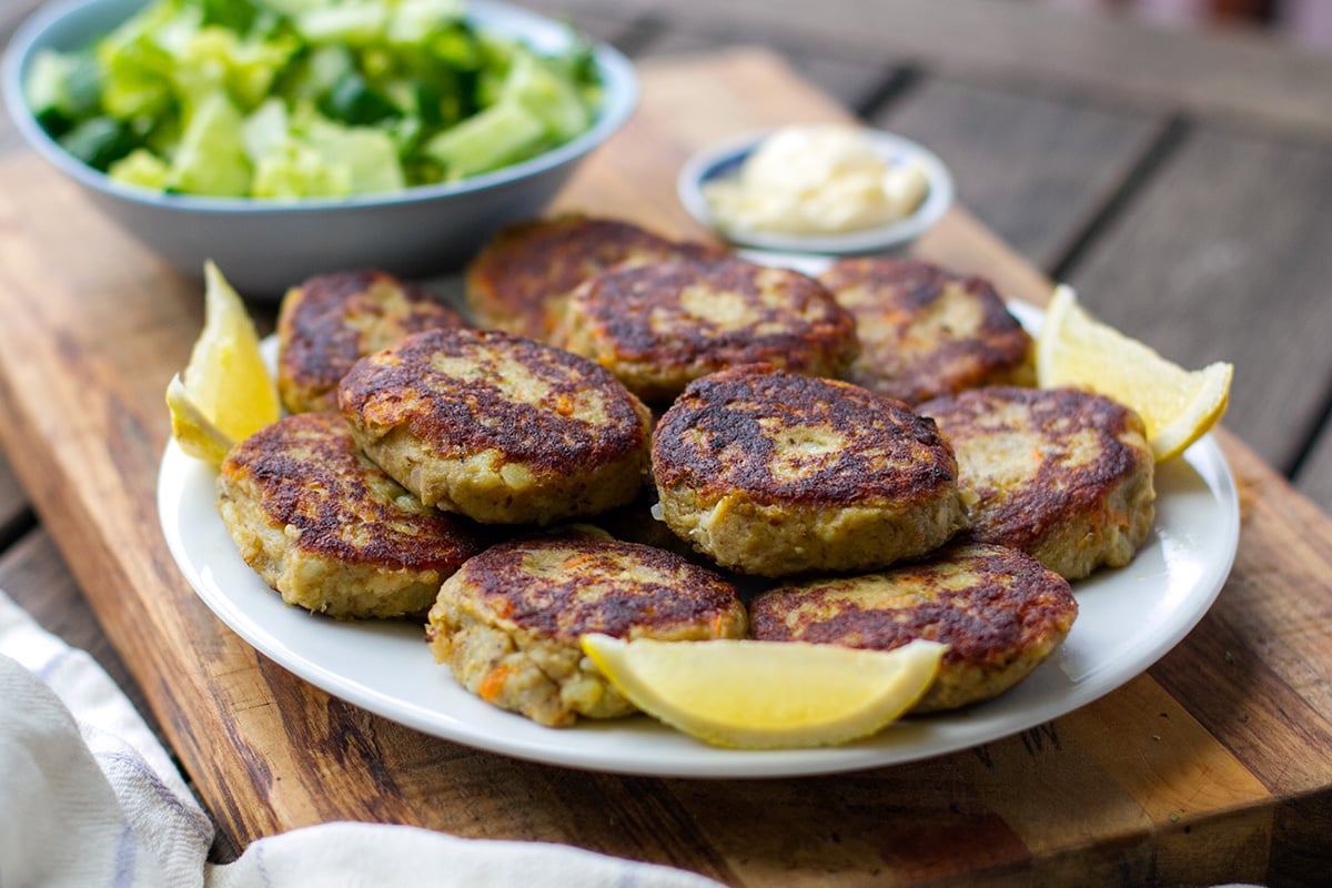 Sardine fishcakes with garlic aioli and green salad