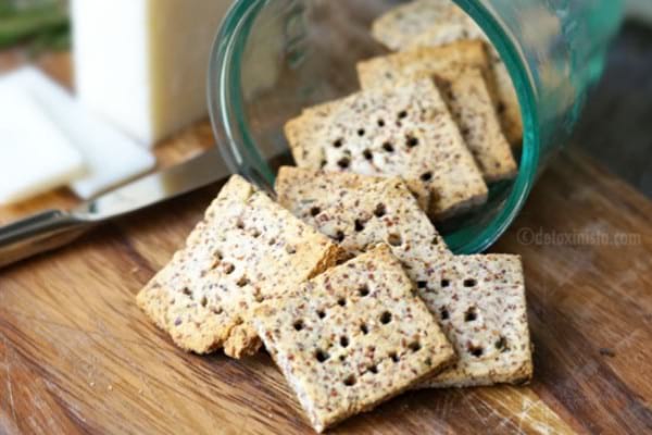 Almond pulp crackers