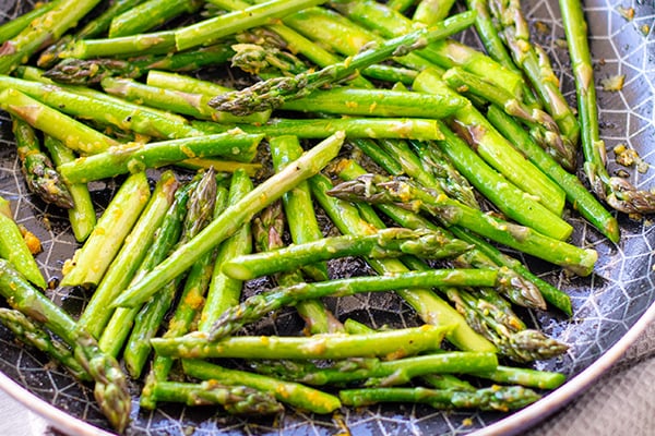 Sauteed asparagus with ginger and orange