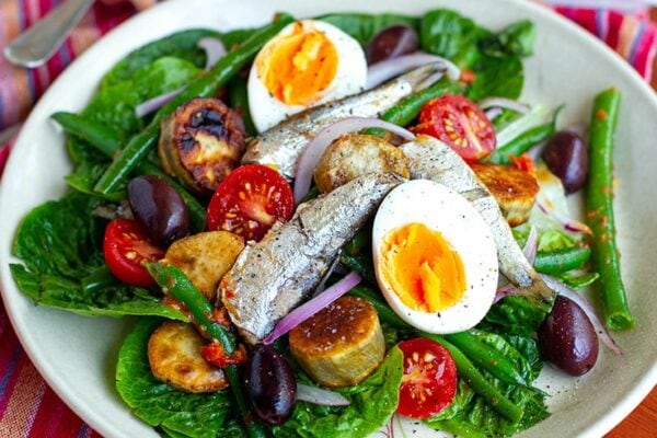 Nicoise salad with sardines and sun-dried tomato dressing