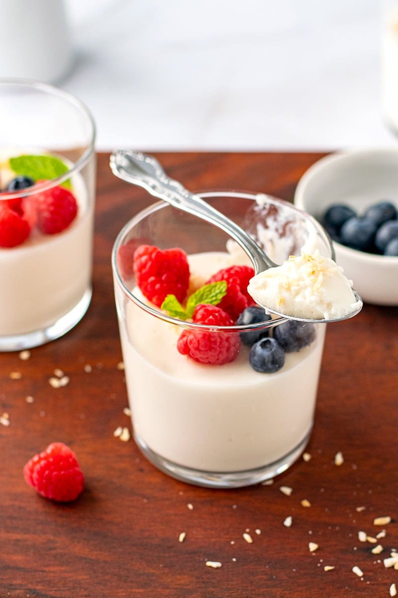 Coconut Panna Cotta With Vanilla & Gelatine (Dairy-Free, Paleo, Gluten-Free) 