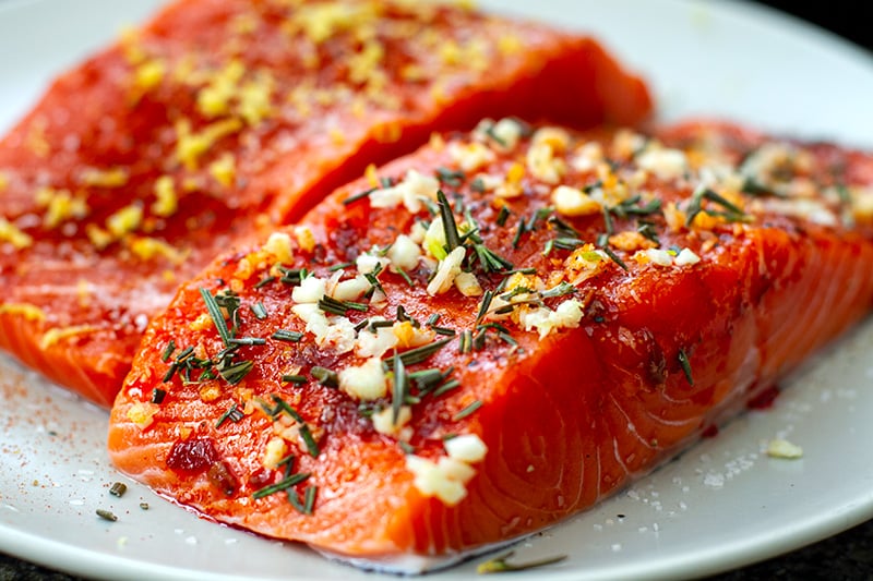 How to bake salmon fillets with different toppings