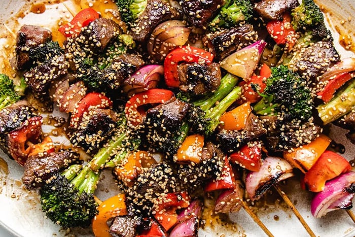 Beef kabobs with broccoli