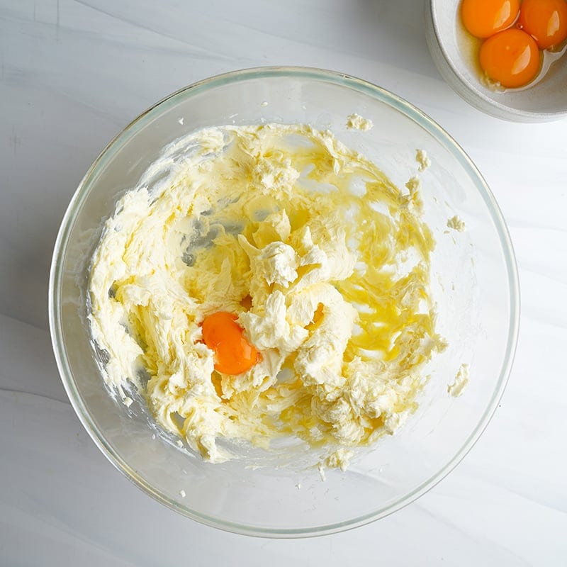 Adding egg yolks to the filling