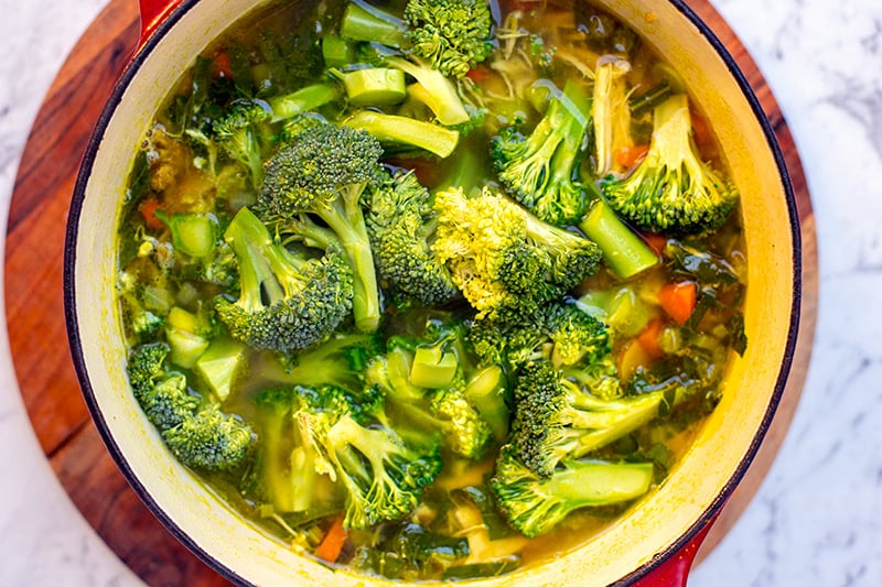 Sopa de pollo con brócoli