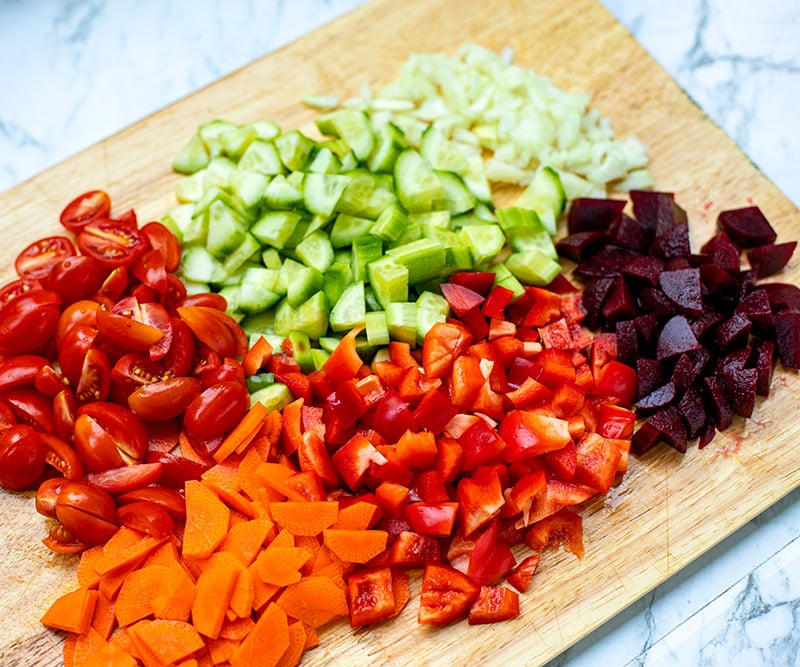 Verduras crujientes: pepino, tomate, pimientos, remolacha, zanahorias