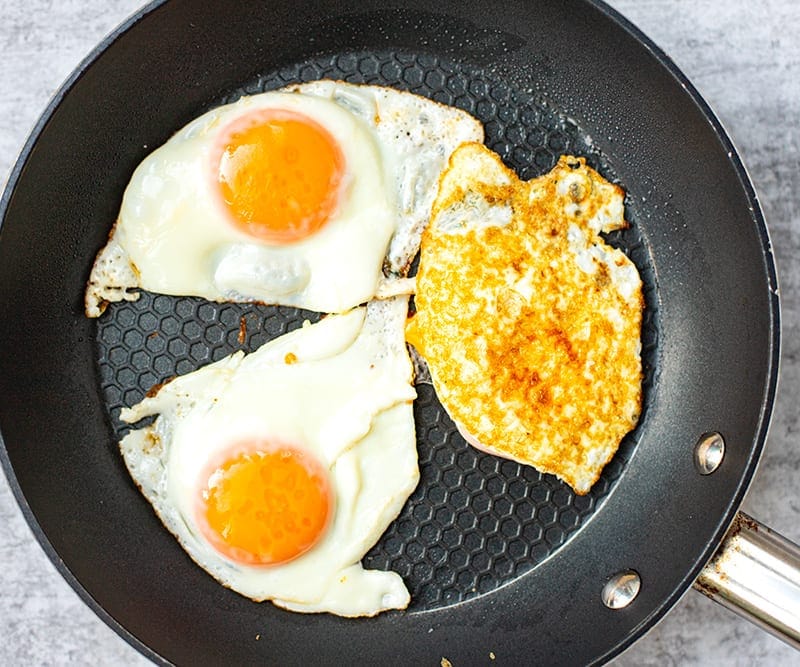 Frying eggs for egg burger