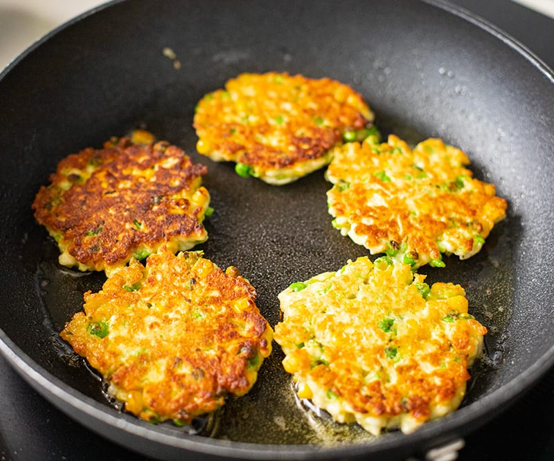 How to make halloumi fritters in a pan