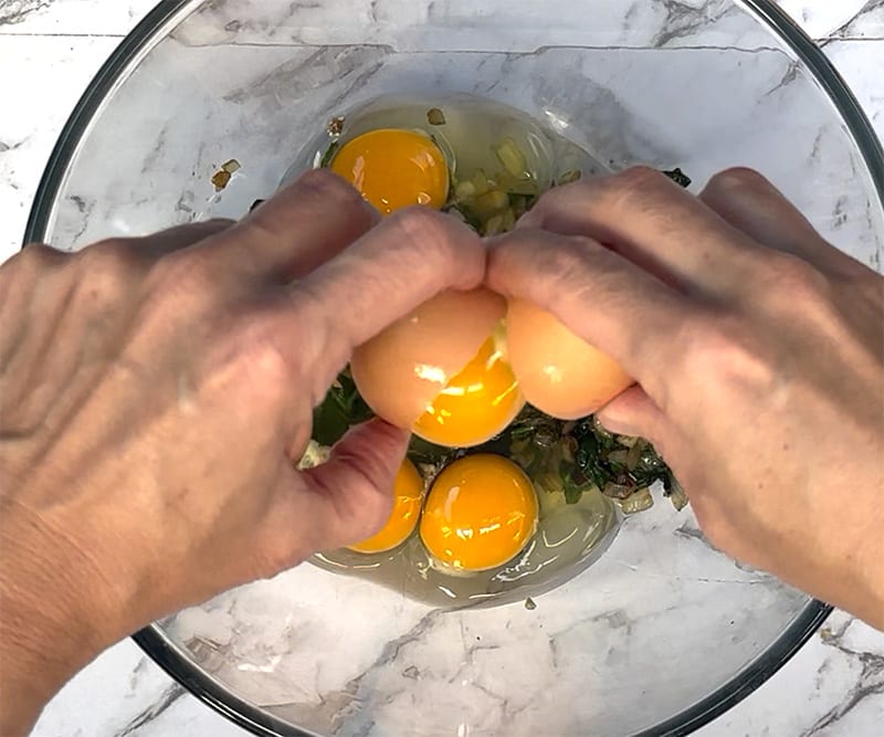 Add eggs to spinach