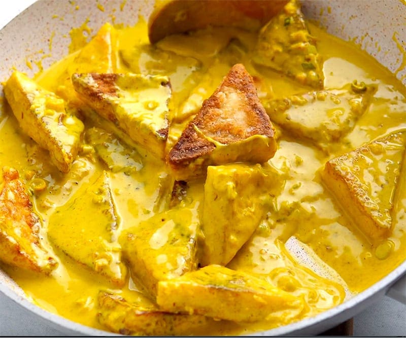 Tofu in coconut curry sauce