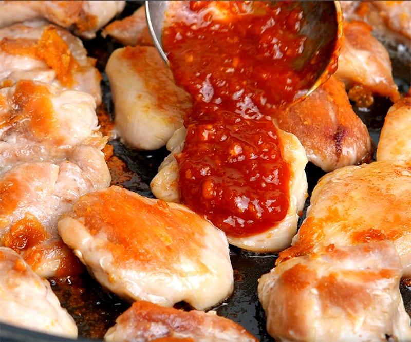 Add chili sauce to chicken