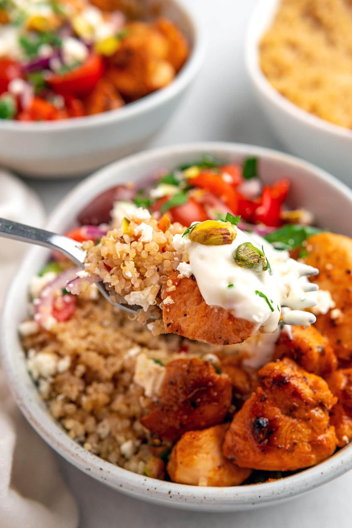 Śródziemnomorska miska Quinoa z kurczakiem