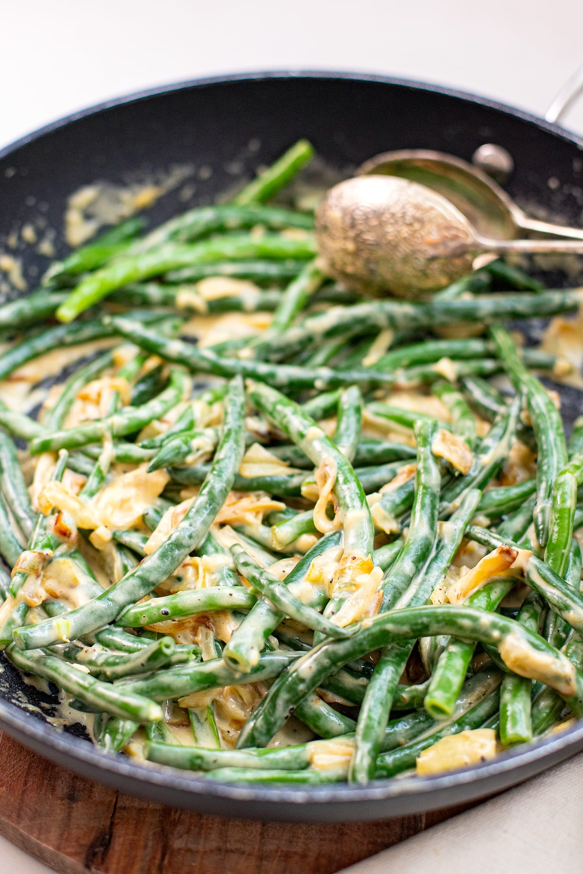 Creamy Green Beans In A Skillet