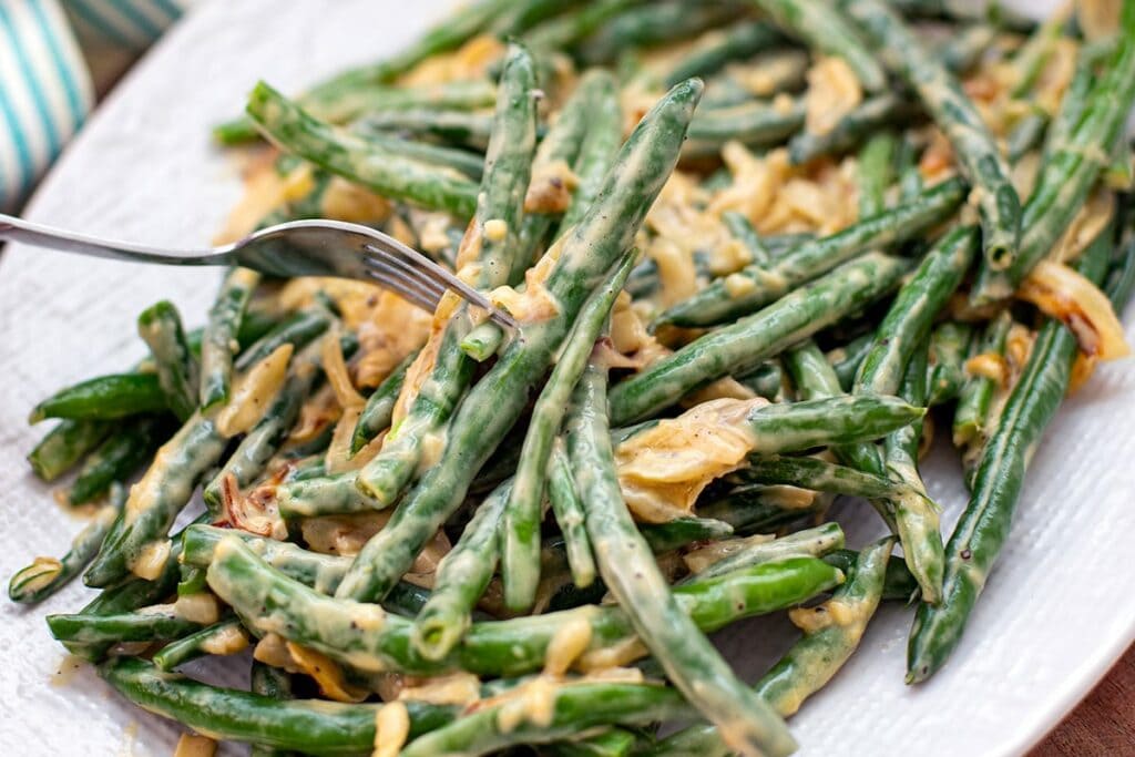 Green Beans In Creamy Sauce With Onions and Garlic