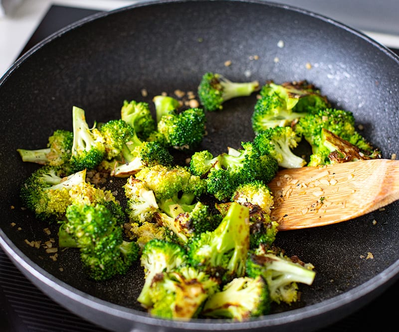 combine broccoli with sauce and garlic