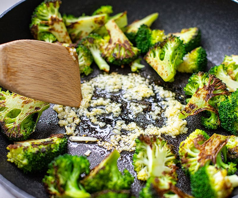 Frying garlic with broccoli
