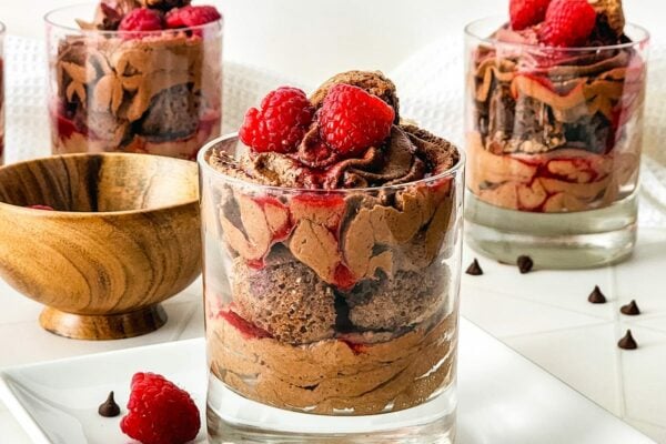 raspberry chocolate parfait cups