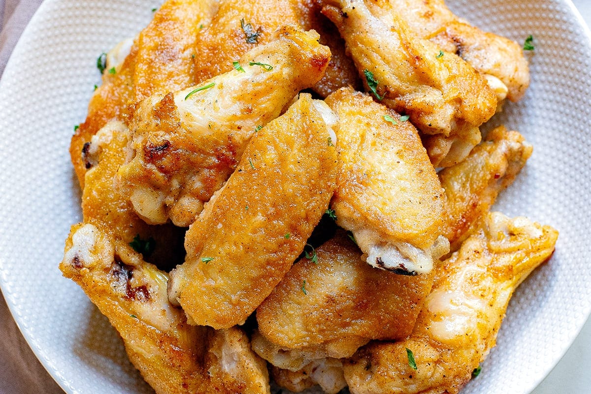 Cajun dry rub chicken wings feature 1