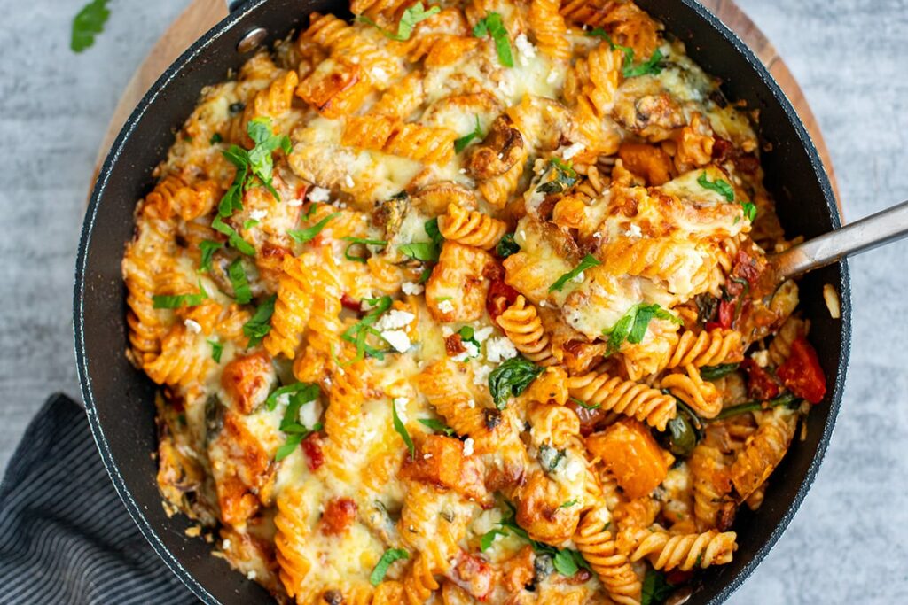Veggie pasta bake with butternut squash, spinach and mushrooms feature image
