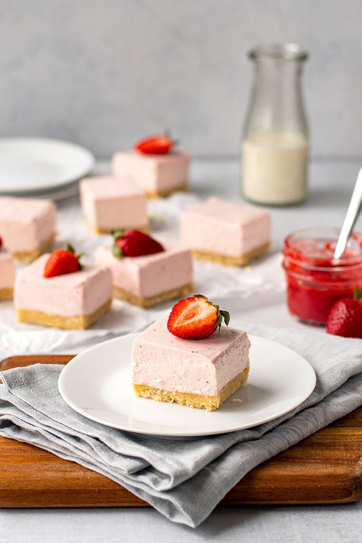 No-Bake Strawberry Cheesecake Bars