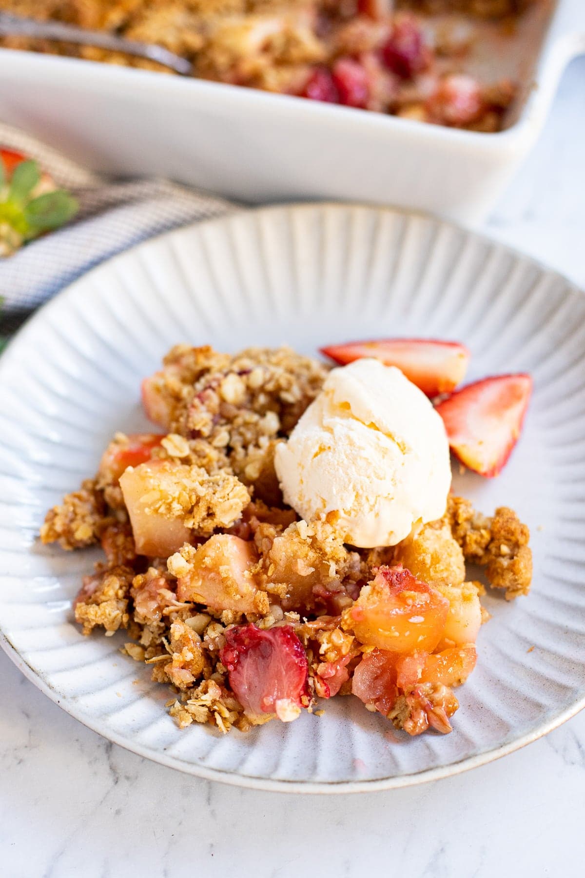 apple crisp with strawberry