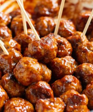 cocktail meatballs with cranberry jelly sauce