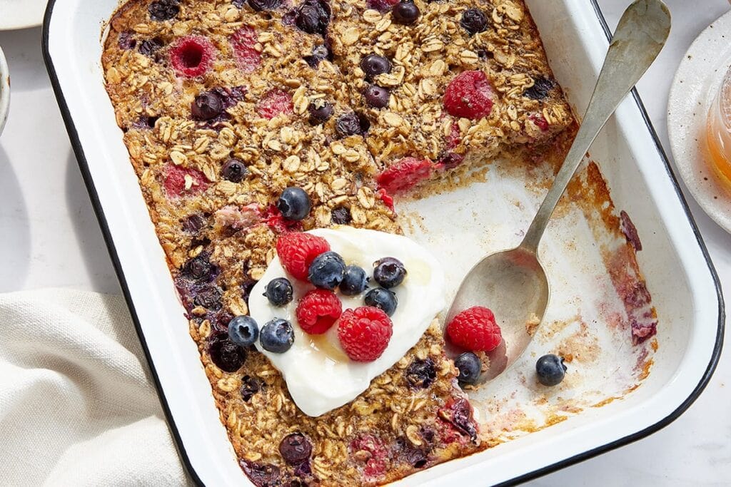 Baked Oats With Chia Seeds & Berries