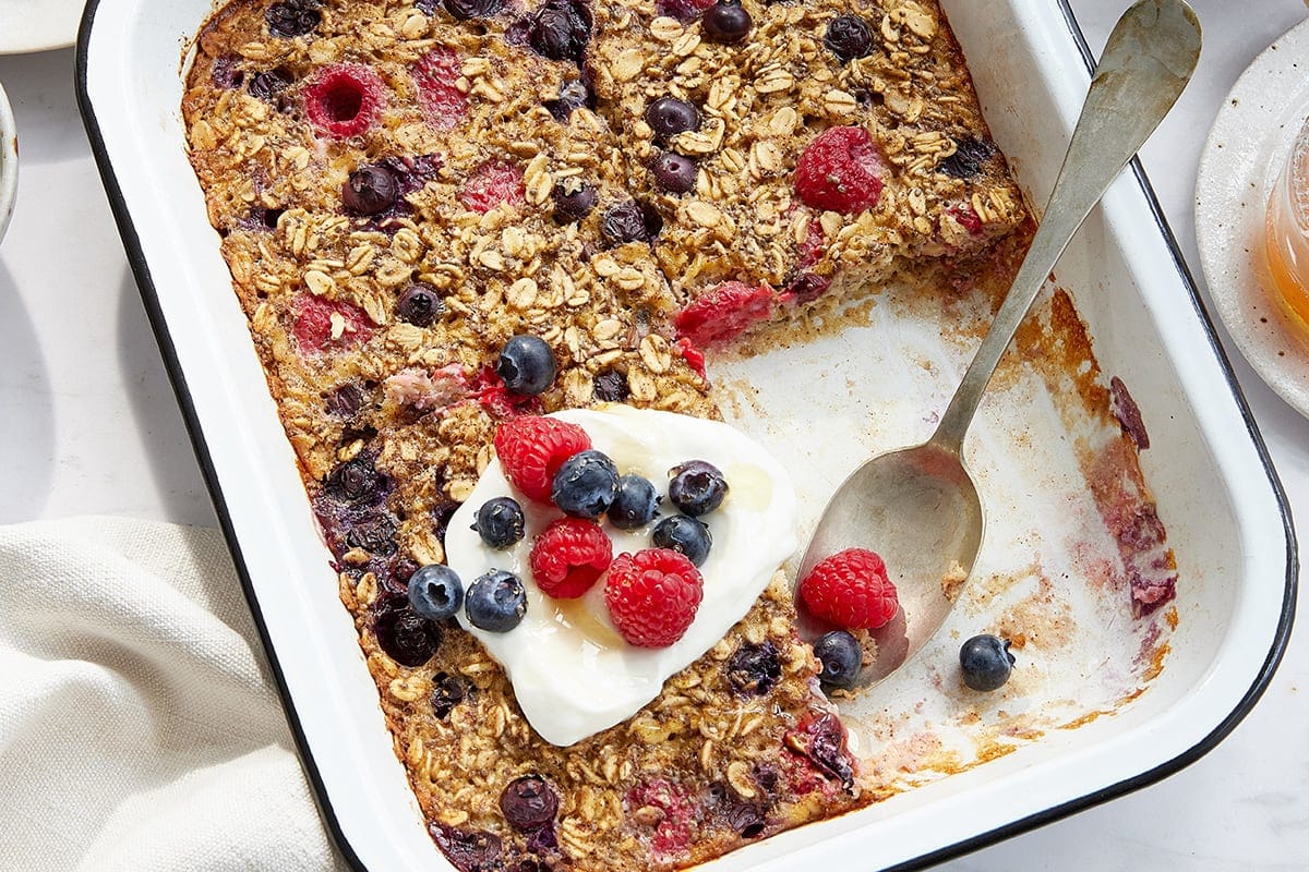 Baked Oats With Chia Seeds & Berries